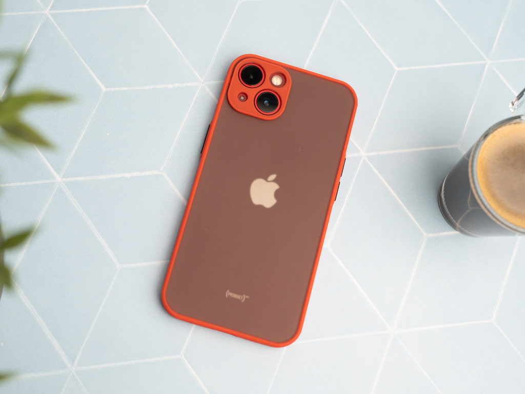 Pevný, gumový obal na iPhone 13 - Červený - 2